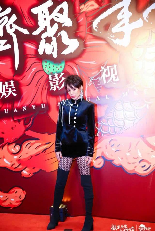 48歲寧靜趕時髦，穿一身牛仔套裝走機場，網友：「大姐派頭」十足 娛樂八卦吃瓜 第8张