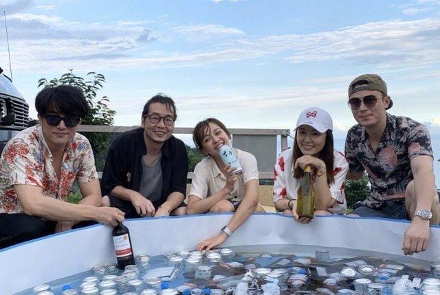 林心如夫婦和友人聚會，霍建華婚後常戴棒球帽，結婚4年感情依舊 娛樂八卦吃瓜 第6张