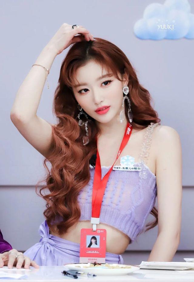 孔雪兒出席活動，渣女大波浪配紫色套裝性感甜美，不愧天生女團臉 娛樂八卦吃瓜 第1张