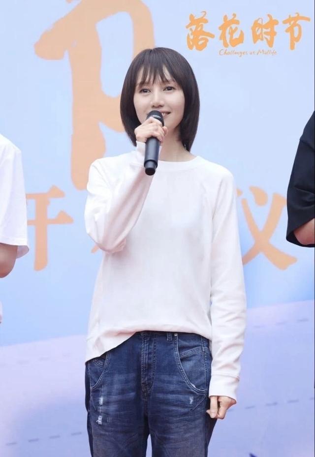 袁泉哪有43歲？穿寬松衛衣配牛仔褲參加活動，和張藝興像同齡人 娛樂八卦吃瓜 第1张