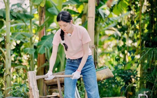 歐陽娜娜「鄉村style」上節目，穿T恤配牛仔褲，麻花辮太接地氣 娛樂八卦吃瓜 第2张