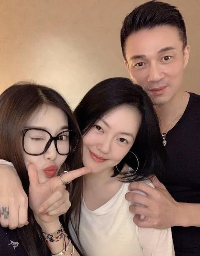 小S閨蜜曬合影照！小S皮膚嬌嫩太年輕，和老公許雅鈞低調秀恩愛 娛樂八卦吃瓜 第1张