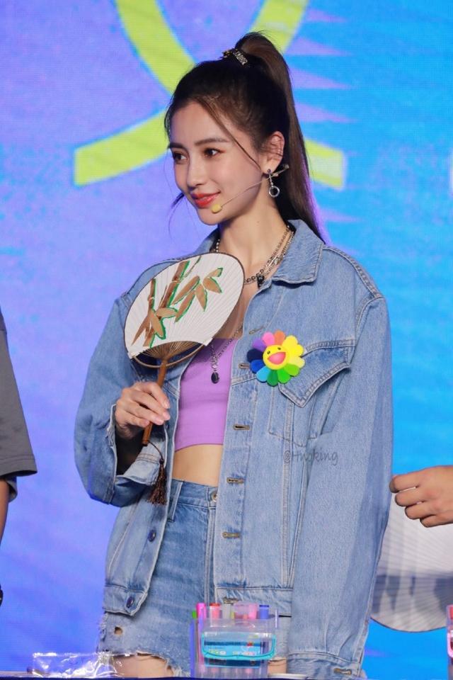 楊穎《奔跑吧》發布會造型釋出，穿牛仔套裝梳高馬尾，少女感十足 娛樂八卦吃瓜 第2张