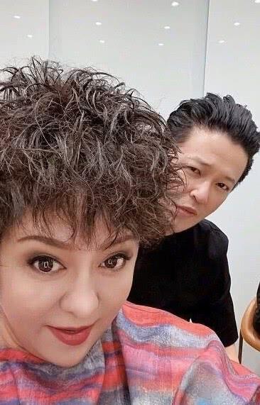向太陳嵐放飛自我！曬自拍惡搞照，留爆炸卷發大眼睛像「外星人」 娛樂八卦吃瓜 第2张