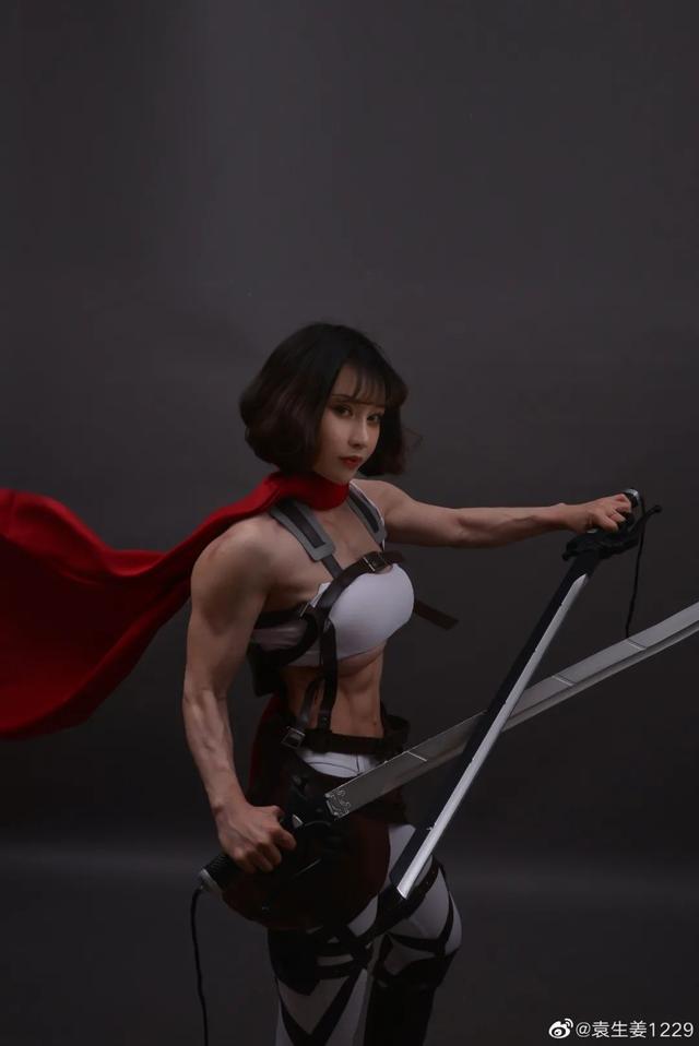 青島女醫生COS娜美，渾身肌肉青筋暴起！網友：羨慕她老公 街拍正妹 第3张