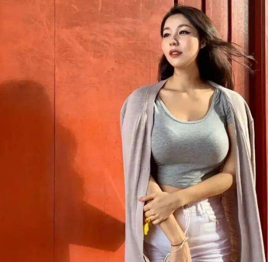 身材好不怕沒男友，38歲的她身材似少女，成功撩走26歲小男友 街拍正妹 第3张