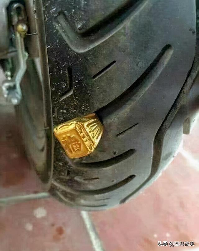 笑死我了，姑娘，你是第一次坐電瓶車吧，這個坐姿不覺得尷尬嗎 搞笑整蠱 第6张