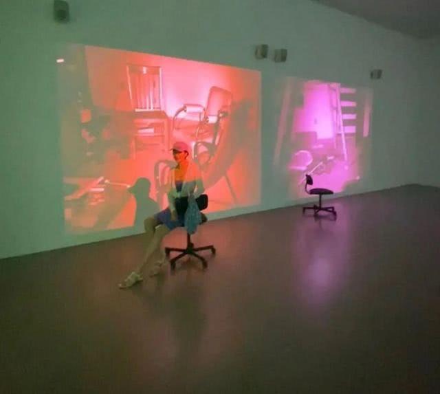 李亞鵬女友身材太火辣，穿緊身連衣裙看展氣質優雅，這眼光真好 娛樂八卦吃瓜 第3张