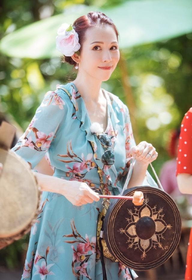 《妻子們的浪漫旅行》路透照，穿傳統服飾秀高顏值，蔡少芬太年輕 娛樂八卦吃瓜 第8张
