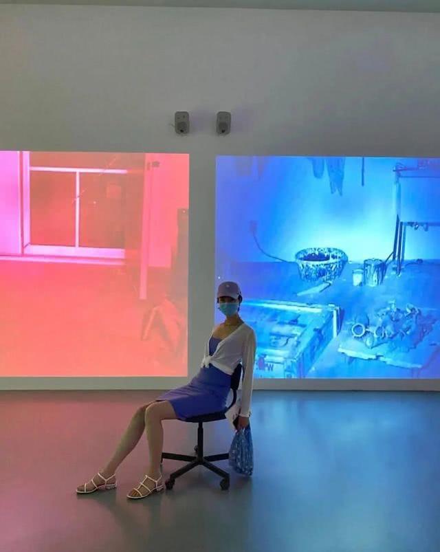 李亞鵬女友身材太火辣，穿緊身連衣裙看展氣質優雅，這眼光真好 娛樂八卦吃瓜 第2张