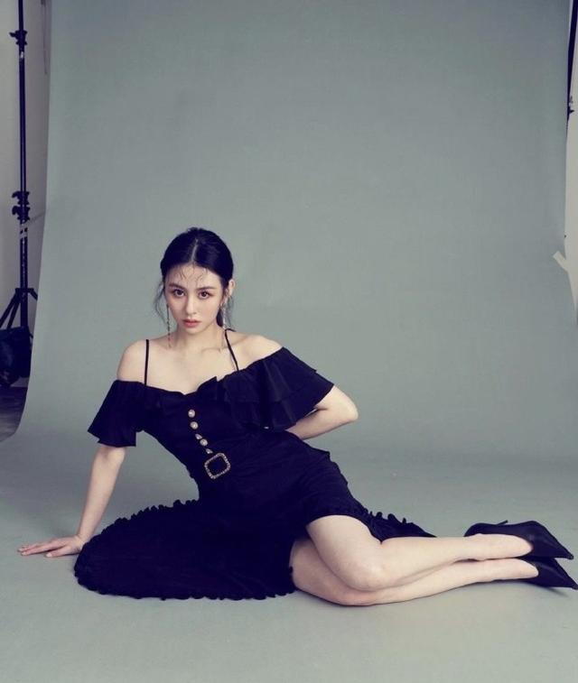 邱淑貞女兒拍性感大片，穿開衩長裙秀美腿，繼承媽媽女人味兒 娛樂八卦吃瓜 第4张