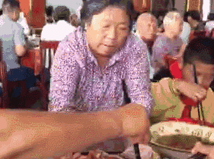 笑死我了，在高鐵上遇到了一個脫鞋的小姐姐，我用行動糾正了她 搞笑整蠱 第15张