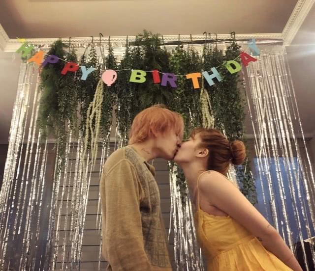 泫雅曬和男友合影照，慶祝28歲生日，穿亮黃色吊帶裙嬌嫩像少女 娛樂八卦吃瓜 第6张