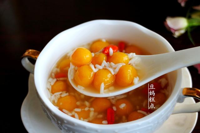 睡前准備好，早上5分鍾煮好這碗甜湯，軟糯暖胃，女人最喜歡 熱愛美食 第11张