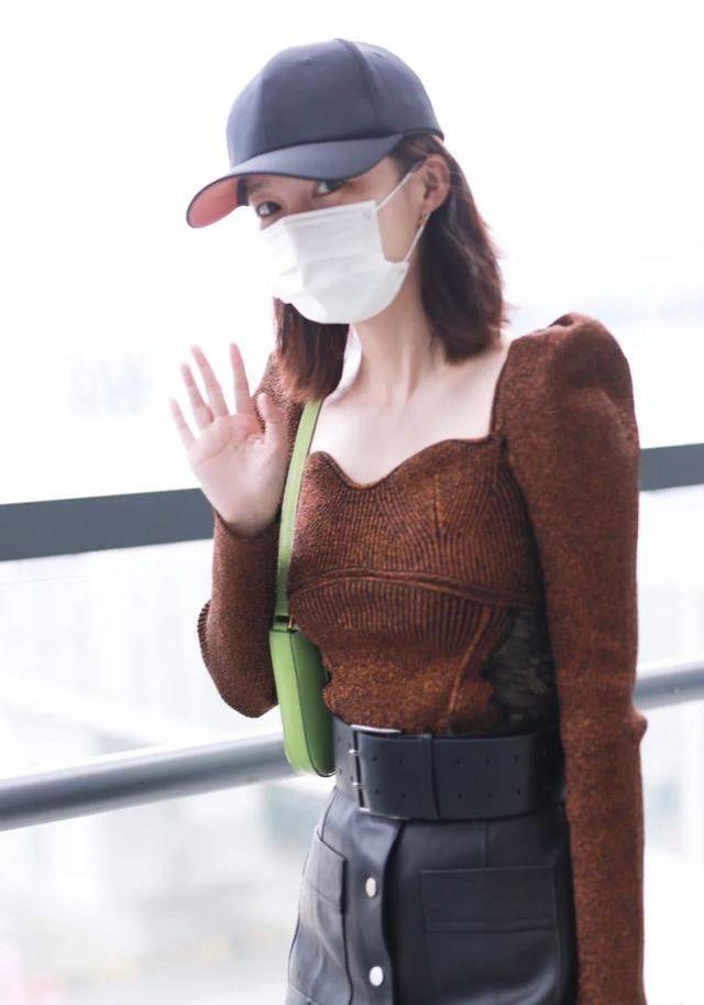 李沁現身機場，復古緊身上衣配皮裙秀「牛奶腿」，好身材一覽無遺 娛樂八卦吃瓜 第5张