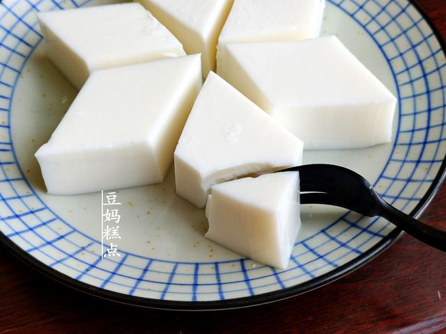 煮1分鍾，放一夜即成，這點心清涼滑嫩，常吃皮膚白淨不長斑 熱愛美食 第3张