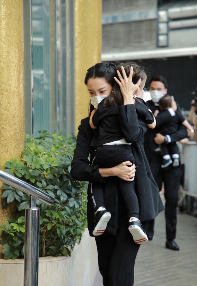 賭王子女和太太們陸續現身，何超蓮首次帶男友竇驍露面，好事將近 娛樂八卦吃瓜 第6张