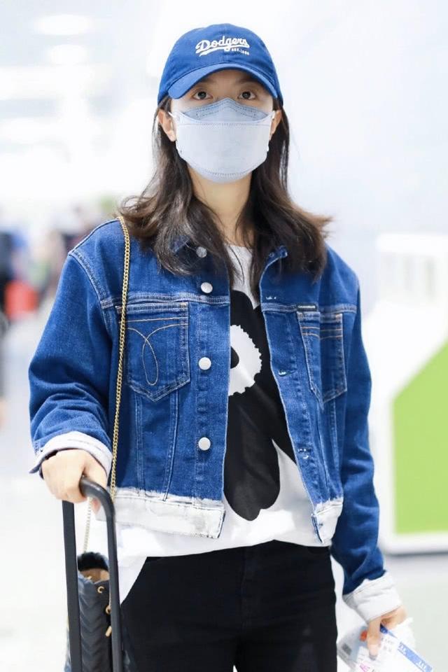 17歲趙今麥得體大方，穿白色T恤配牛仔褲走機場，一身青春范兒 娛樂八卦吃瓜 第3张