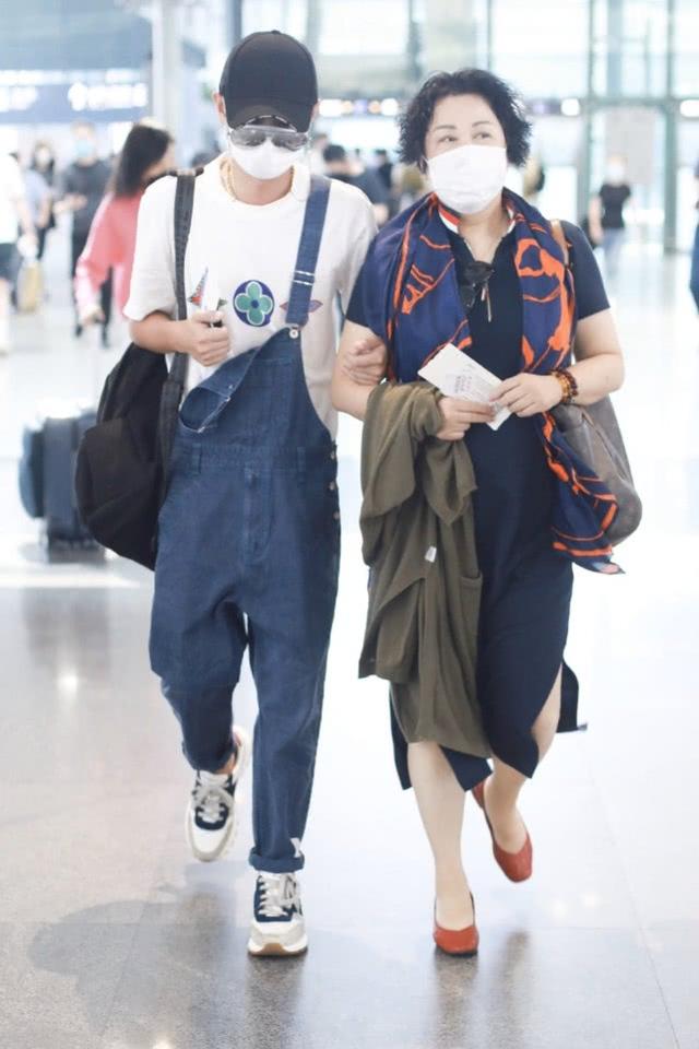 文章和媽媽合體走機場，離婚後文章越活越年輕，穿背帶褲像少年 娛樂八卦吃瓜 第5张