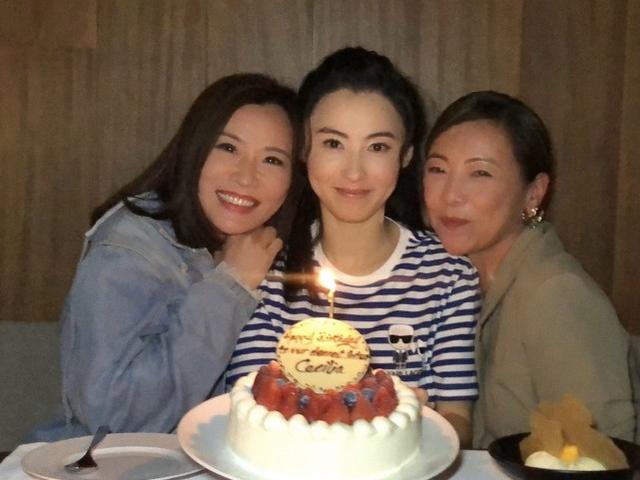 張柏芝和鄧萃雯竟是好閨蜜，40歲生日兩人合體慶祝，跨次元合體 娛樂八卦吃瓜 第1张