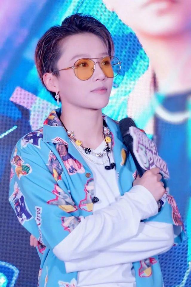 蔡徐坤王一博率先示範印花搭配，演繹不同時髦風格，你鍾愛哪款？ 娛樂八卦吃瓜 第2张