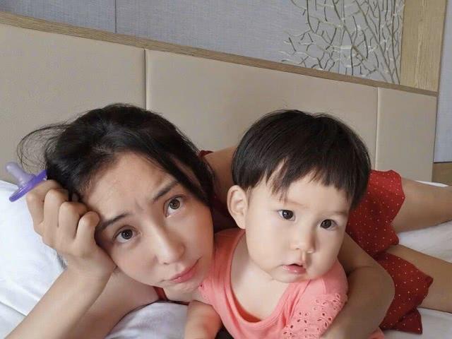 杜若溪曬全家合影，女兒肉肉遺傳爸爸精緻美貌，大眼睛可愛十足 娛樂八卦吃瓜 第5张