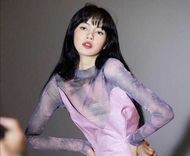 Lisa彩妝大片釋出，一襲夢幻紫色連衣裙，瞬間化身「人間芭比」 娛樂八卦吃瓜 第4张