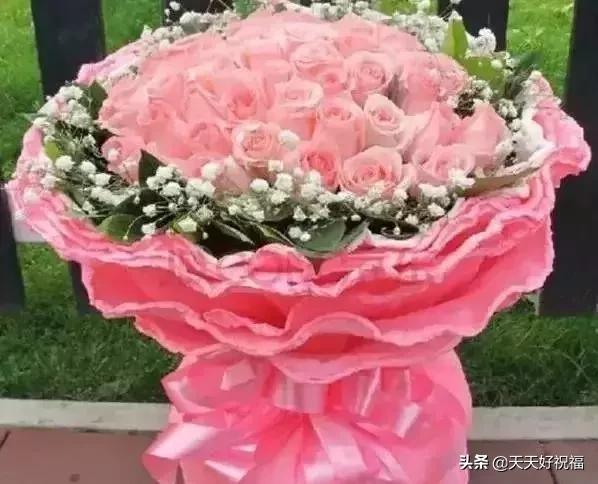 情人节送玫瑰花图片今日七夕情人节，999朵玫瑰送给所有的朋友！祝你节日快乐
