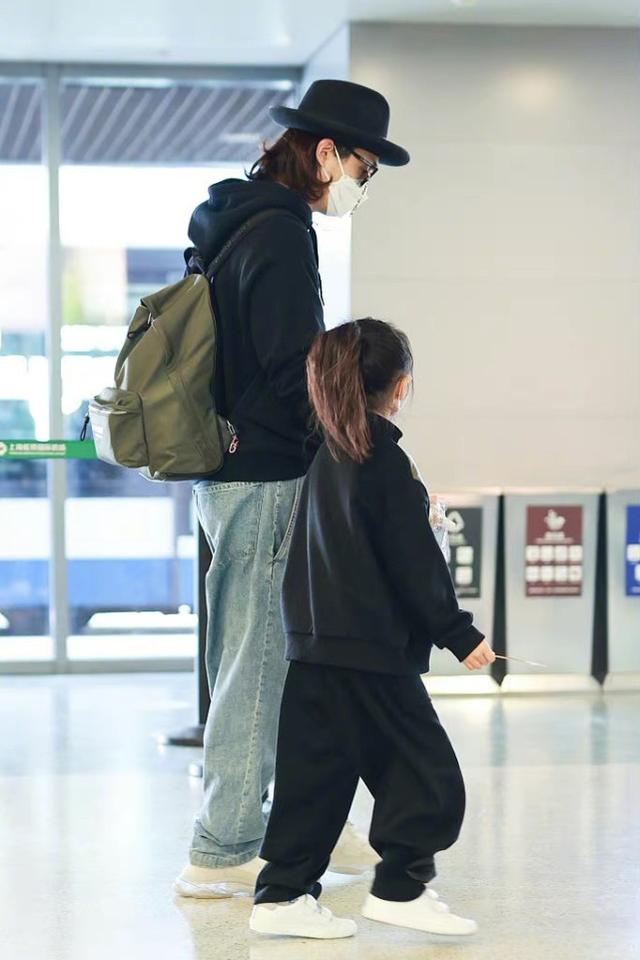 戚薇李承鉉分工明確，李承鉉機場專心帶女兒，戚薇機場獨美 娛樂八卦吃瓜 第3张