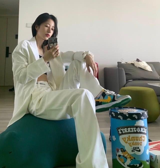 周雨彤私服穿搭太個性！帥氣甜美不同風格完美駕馭，有顏任真任性 娛樂八卦吃瓜 第3张