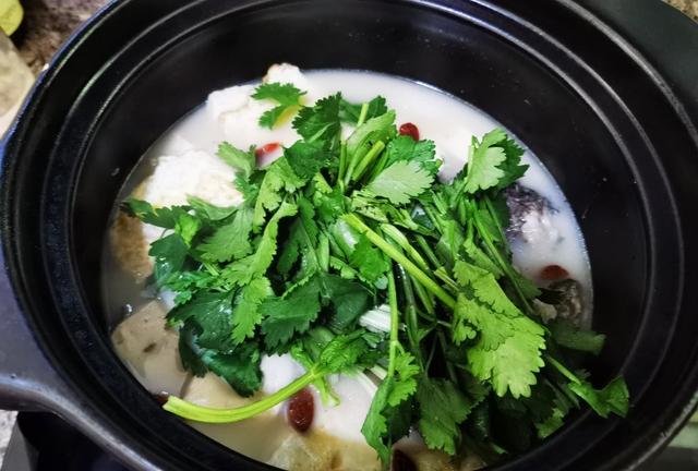 鯽魚怎麼做才好吃？分享3種不同的做法，鮮香美味，下酒下飯都行 熱愛美食 第4张
