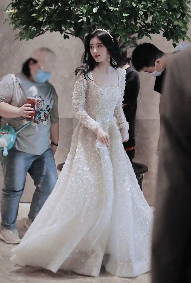 鞠婧禕美得過分！穿白色公主裙艷壓全場，腳踩30cm高跟鞋不簡單 娛樂八卦吃瓜 第4张