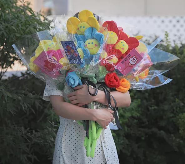 女生送女生生日礼物送什么好,大学毕业送女生什么礼物好呢