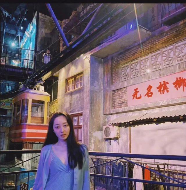 蔣夢婕穿搭太亮眼！吊帶裙配針織衫，又純又欲大顯性感女人味 娛樂八卦吃瓜 第4张