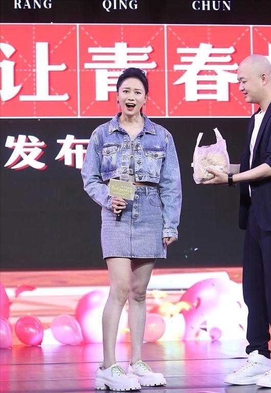 殷桃曾黎張歆藝同框出席活動，張歆藝剪短發二姐變二爺，殷桃胖了 娛樂八卦吃瓜 第10张