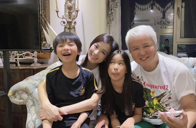 張庭曬全家福為丈夫慶生，大10歲丈夫和她同框像爺孫，真凍齡女神 娛樂八卦吃瓜 第3张