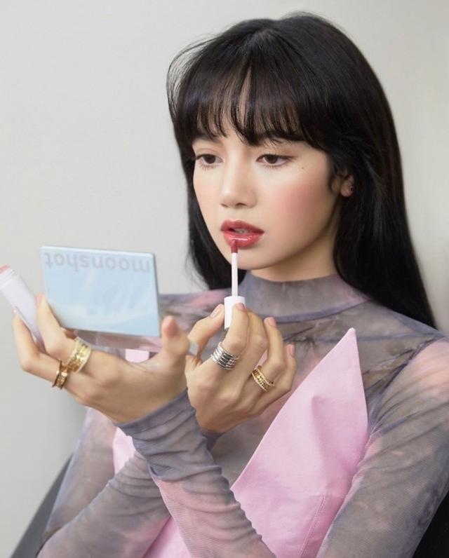 Lisa彩妝大片釋出，一襲夢幻紫色連衣裙，瞬間化身「人間芭比」 娛樂八卦吃瓜 第3张
