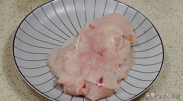雞胸肉片成大薄片，扔進鍋里瞬間變美食，家人都夸好吃，真解饞 熱愛美食 第4张