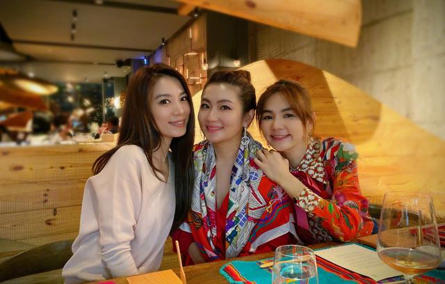Selina毀容1年後，與不離不棄的張承中完婚，卻被「吸血」了5年 娛樂八卦吃瓜 第1张