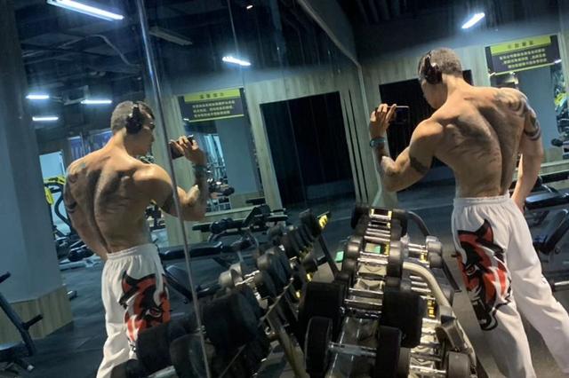 90後健身肌肉型男，體脂率僅有著10%，這腹肌身材越看越好，愛了 健身減肥達人 第5张