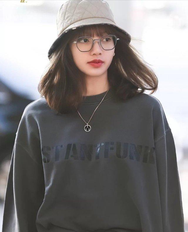 Lisa私服街拍照太吸睛，身穿一身灰色休閒裝，真是隨性又慵懶 娛樂八卦吃瓜 第2张