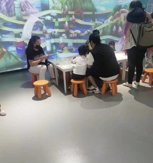 陳思誠帶兒子朵朵出街，獨自帶娃佟麗婭未露面，離婚依舊是好爸爸 娛樂八卦吃瓜 第2张