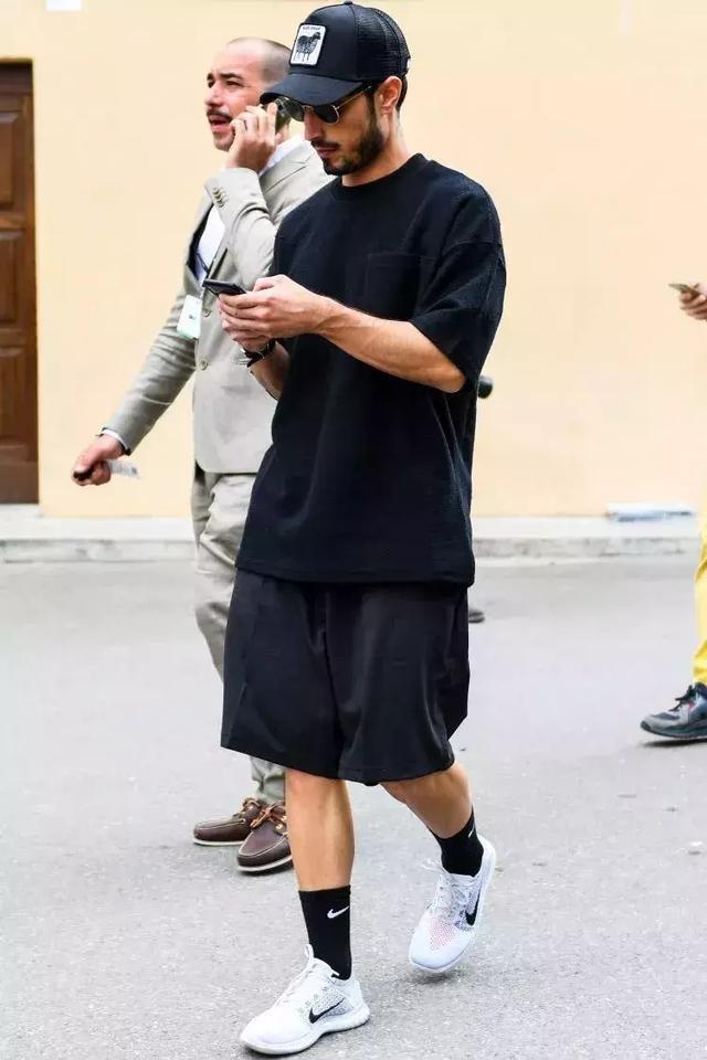 男士超级短裤怎么穿，一双长袜子不能少