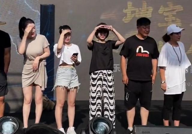 豪門夢碎後，鄉愛王小蒙現身商演，被嘲身材壯實不如伴舞 娛樂八卦吃瓜 第5张