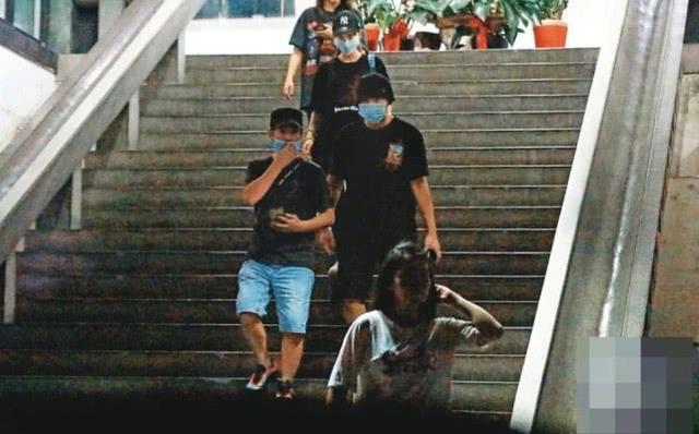 周傑倫昆凌被媒體偶遇，夫妻倆低調一前一後現身，包場打球真壕氣 娛樂八卦吃瓜 第1张