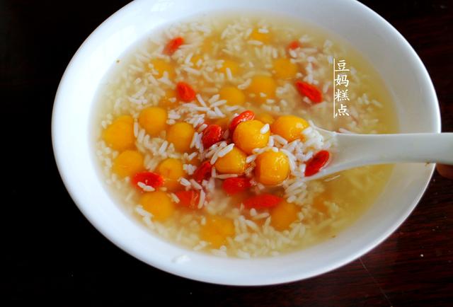 睡前准備好，早上5分鍾煮好這碗甜湯，軟糯暖胃，女人最喜歡 熱愛美食 第4张