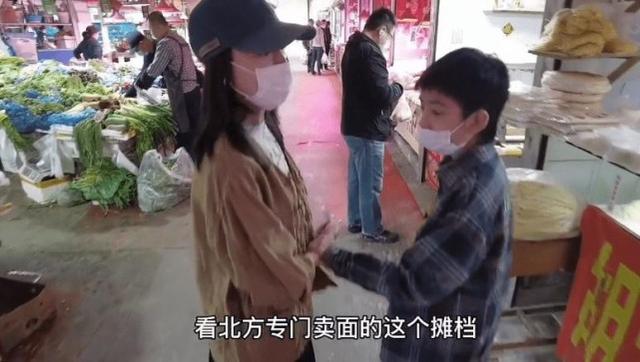 董潔日常太接地氣，和兒子頂頂逛菜市場，頂頂如今長成「小楊洋」 娛樂八卦吃瓜 第5张
