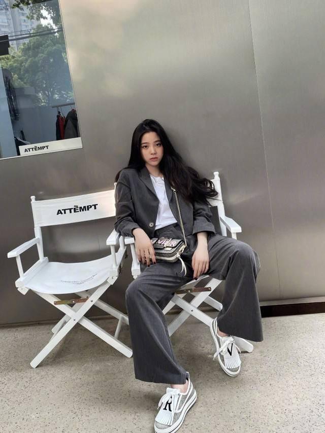歐陽娜娜機場私服照釋出：穿暗綠T恤搭配高腰闊腿褲，時尚感十足 娛樂八卦吃瓜 第5张