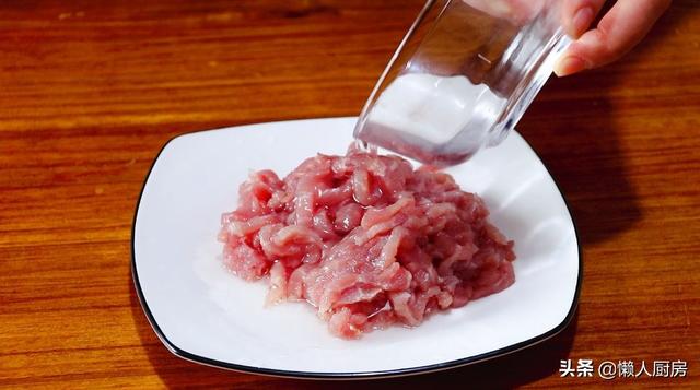 苦瓜炒肉絲，教你一招，肉絲又嫩又滑，一點都不柴 熱愛美食 第8张