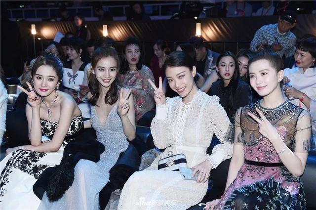 明星紅毯同框太虐瞭，有人是公主和女王，有人是丫鬟和村姑